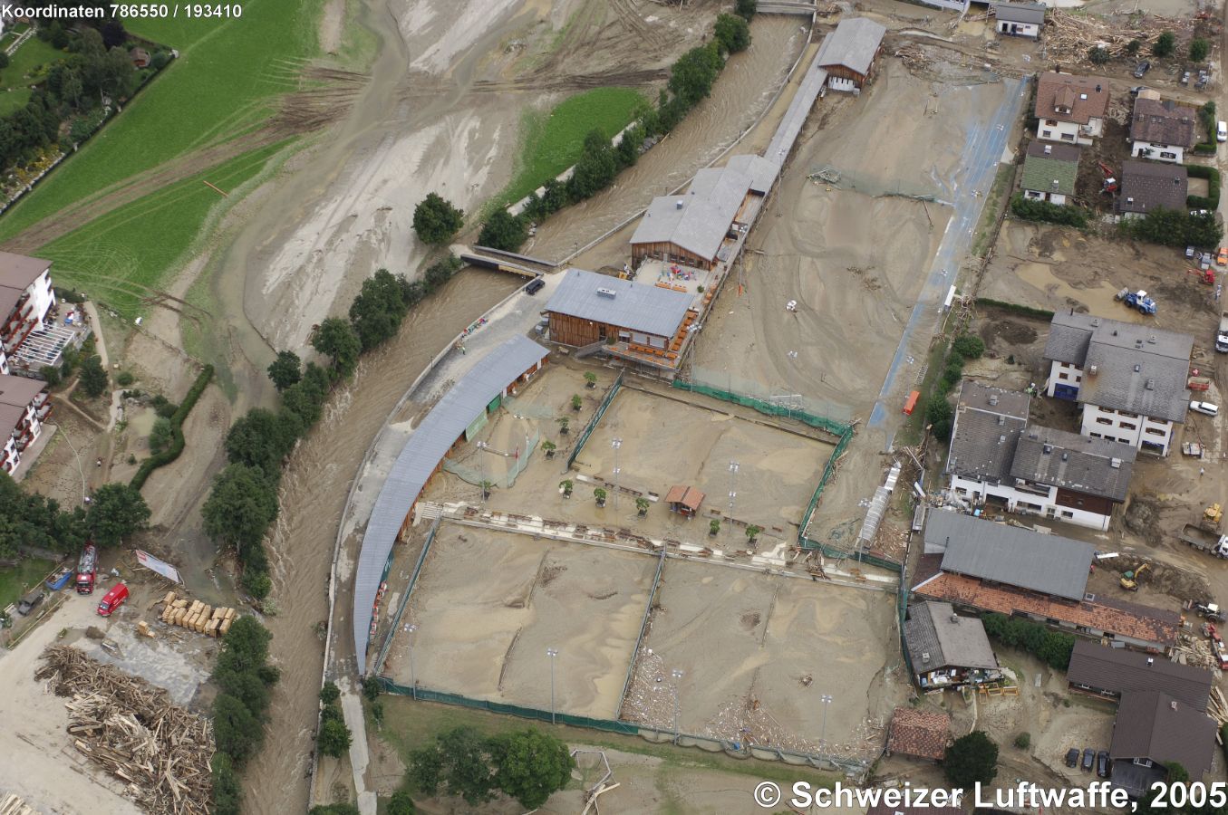 Hochwasser und Überschwemmung in Klosters am 22. August 2005. Es entstanden Schäden von rund 40 Mio Franken.